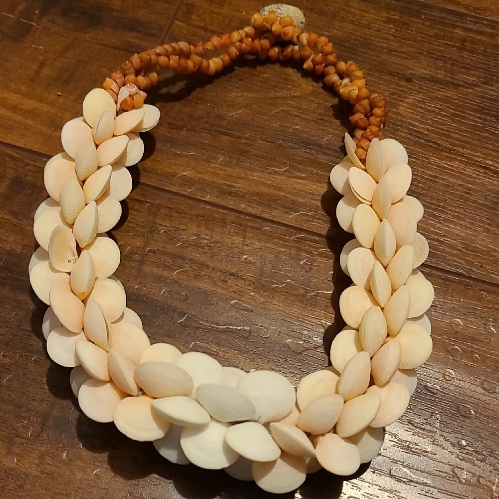 Rare Vintage Elegant Cream Shell Necklace - Picture 10 of 16